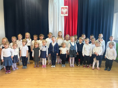 Przedszkolaki wzieły udział w akcji ''Szkoła do Hymnu''
